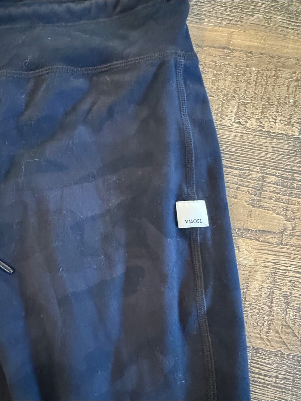 Vuori daily form leggings in black camo. - Picture 5 of 7